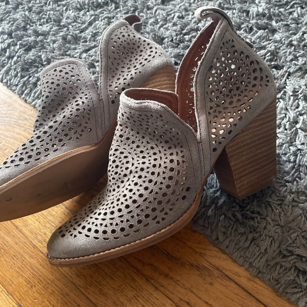 Jeffrey Campbell Rosalee suede perforated Booties sz 10
